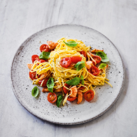 Vermicelli pasta with prawns, tomatoes & garlic